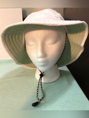 L L Bean white adjustable summer hat. Unisex M